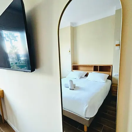 Adonis Grand Des Bains 3* סנרי-סור-מר